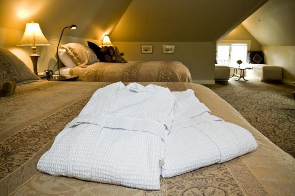 O Canada House Bed & Breakfast Ванкувър Екстериор снимка
