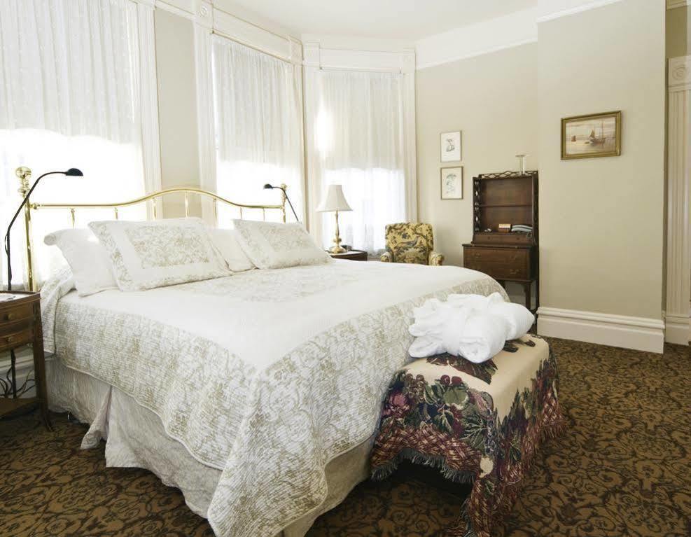 O Canada House Bed & Breakfast Ванкувър Екстериор снимка